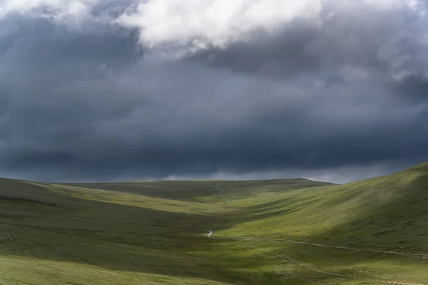 Στέπα Της Μογγολίας Μαύρα Σύννεφα Και Ένα Χωματόδρομο — Φωτογραφία Αρχείου