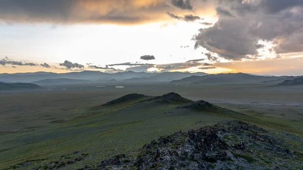 Steppe Der Mongolei Mit Dunklen Wolken Und Bergen Bei Sonnenuntergang — Stockfoto