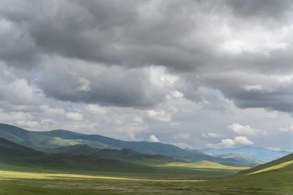 Estepa Mongolia Con Nubes Oscuras Camino Sin Pavimentar — Foto de Stock