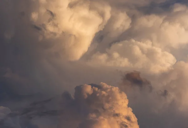 Ciel Orange Coucher Soleil Avec Nuages Pluie Noirs Gris Foncé — Photo