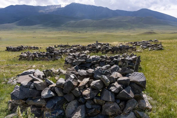 Náhrobní Kameny Hřbitov Stepi Mongolska Horami Kopci Blízkosti Jezera Bayan — Stock fotografie