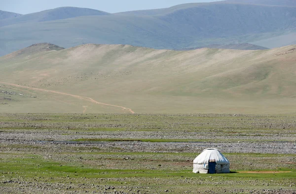 Jurta Údolí Stepi Mongolsko Stádem Koz Ovcí Pozadí Kopci — Stock fotografie