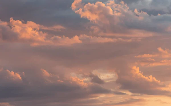 Orangefarbener Himmel Bei Sonnenuntergang Mit Dunklen Schwarzen Und Grauen Regenwolken — Stockfoto