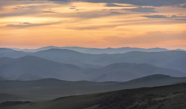 Στέπα Της Μογγολίας Χρωματιστά Πορτοκαλί Σύννεφα Και Βουνά Κατά Διάρκεια — Φωτογραφία Αρχείου
