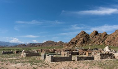 Bayan Olgi, Moğolistan, 5 Ağustos 2019: Moğolistan bozkırında Bayan Olgi yakınlarında dağları ve tepeleri olan mezar taşları ve mezarlık.