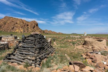 Bayan Olgi, Moğolistan, 5 Ağustos 2019: Moğolistan bozkırında Bayan Olgi yakınlarında dağları ve tepeleri olan mezar taşları ve mezarlık.