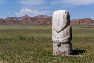 Bayan Olgi, Moğolistan, 5 Ağustos 2019: Moğolistan bozkırında balbal adı verilen antik Türkiye heykeli.