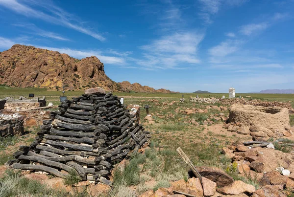 Bayan Olgi, Moğolistan, 5 Ağustos 2019: Moğolistan bozkırında Bayan Olgi yakınlarında dağları ve tepeleri olan mezar taşları ve mezarlık.