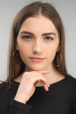 Portre yüz taze cilt ile güzel sarışın kadın portresi. -Dikey görüntü