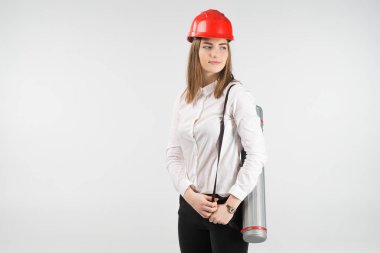 Kadın mimar bir tüp ile onun arkasında duruyor.