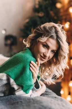 Portre portre sarışın modern kadının yeşil kazaklı. Arka plan bulanık