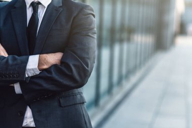 Ellerini ofis binası, arka plan üzerinde poz geçiş işadamı bulanık arka plan.