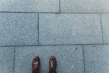 Klasik Ayakkabı Erkek feets şehir close-up mekanlarda. Kaplama üstten görünüm