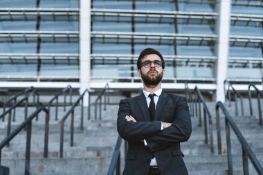 Ellerini ofis arka planı poz geçiş iş adamı. Ortasında durmak
