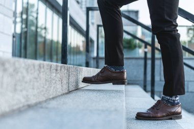 iş pantolon ve ayakkabı İşletme Binası merdivenlerden yürüyüş erkek bacak kadar kaybetmek