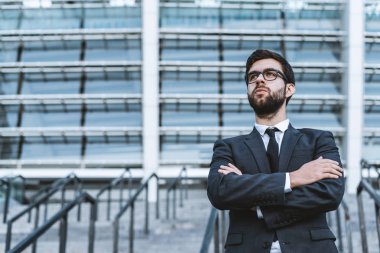 Ellerini ofis arka planı poz geçiş iş adamı. Yanında ayakta