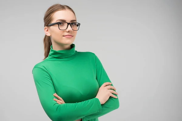 Mujer Joven Seria Gafas Ropa Casual Posando Estudio Con Las — Foto de Stock