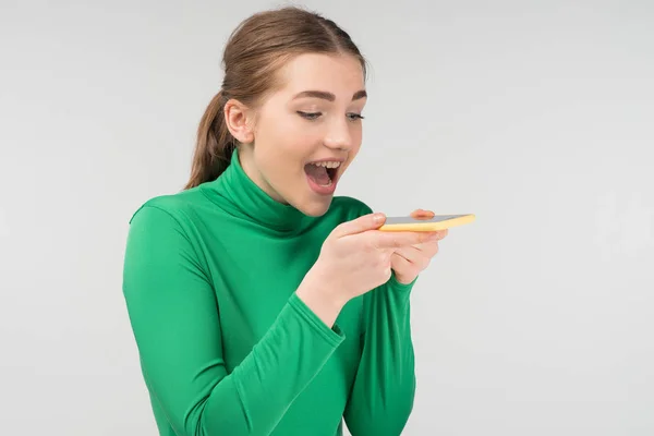 Hübsche Junge Frau Die Auf Einem Handy Spricht Und Der — Stockfoto