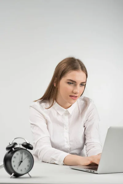 Dívka Pozorně Dívá Laptop Pracovní — Stock fotografie