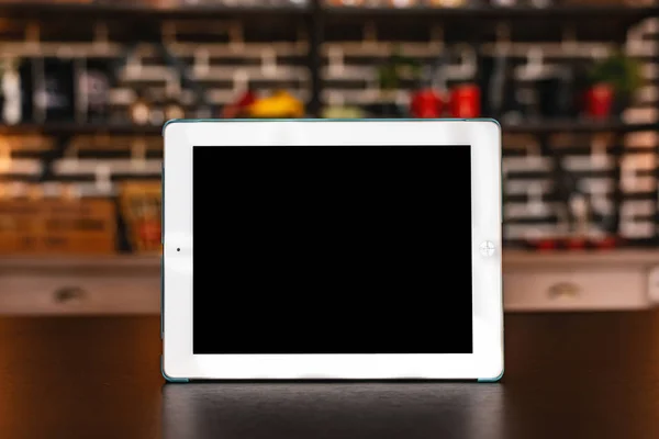 Ahşap masa üzerinde IPad mockup. Kapalı ortasında. Yatay yerleşim