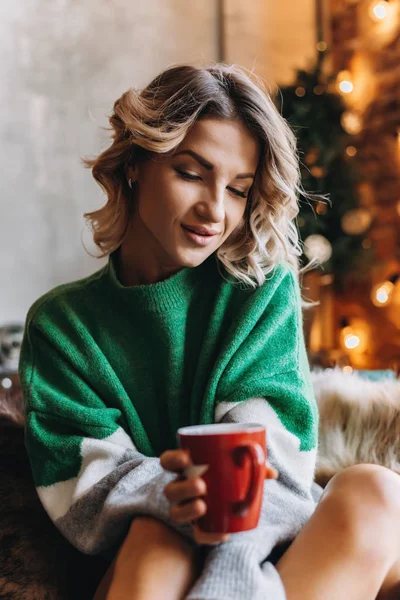 Onun elinde kırmızı bir fincan ile sarışın bir kadın portresi