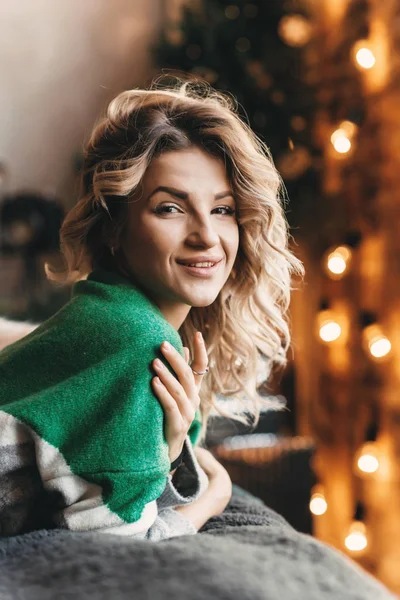 Retrato Cerca Rubia Mujer Sonriente Moderna Suéter Verde Fondo Borroso — Foto de Stock