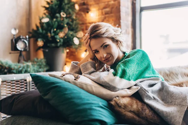 Sonriente Joven Rubia Bonita Mujer Encuentra Una Habitación Luminosa Cerca — Foto de Stock