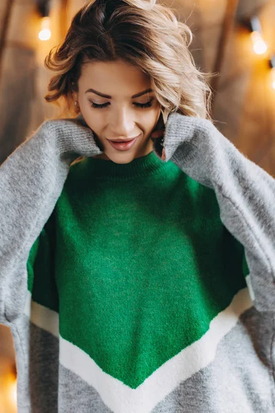 Portret Zbliżenie Marzycielski Blond Kobieta Zielony Sweter Tle Ściany Światła — Zdjęcie stockowe
