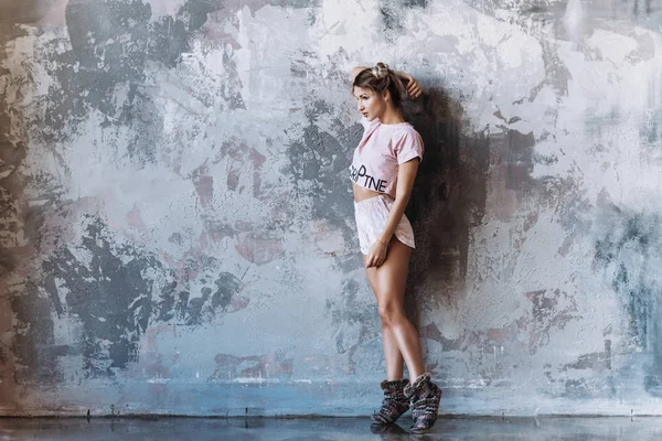 Dívka Růžovém Pyžamku Pantofle Stojí Pozadí Abstraktní Kresba Zdi Strany — Stock fotografie