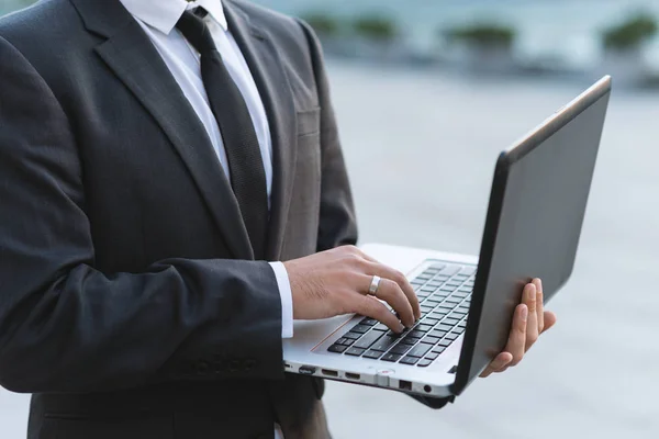 Nahaufnahme Der Hand Eines Mannes Businessanzug Drucke Auf Einer Laptop — Stockfoto