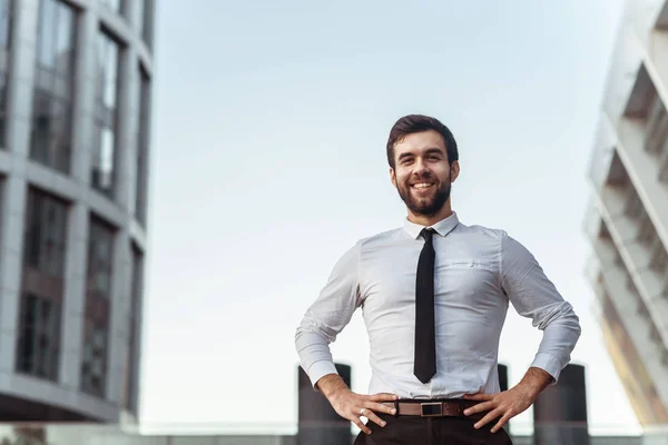 Homem Homem Negócios Uma Camisa Branca Gravata Alegremente Sorri Contra — Fotografia de Stock