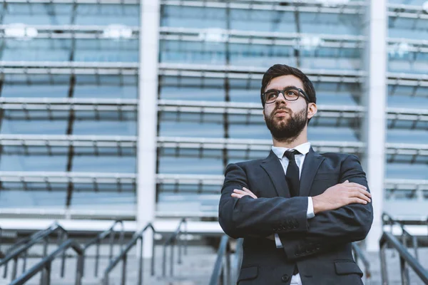 Ellerini ofis arka planı poz geçiş iş adamı. Yanında ayakta