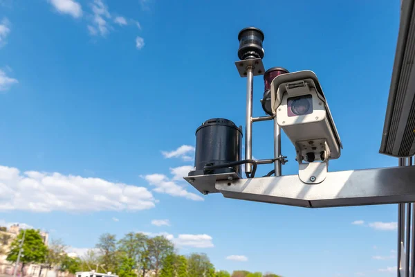CCTV bewakingscamera over blauwe hemel achtergrond. -Image — Stockfoto
