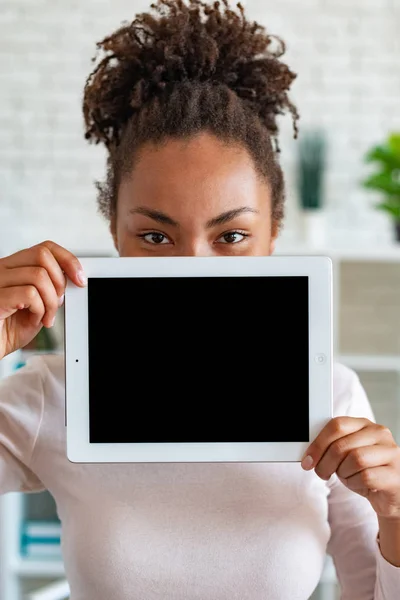 Imagem Mockup de tela em branco preto vazio do ipad na mão feminina, espreitando por trás tablet — Fotografia de Stock