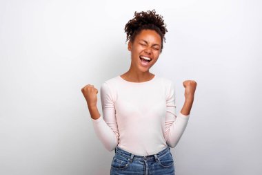 Coşkulu kadın başarı jesti ve stüdyoda çığlıklar ellerini kaldırdı. Kavram hareketi - Görüntü