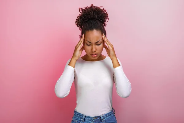 Estudio retrato mulato mujer tocando presionó la cabeza con sus manos.Concepto dolor de cabeza —  Fotos de Stock