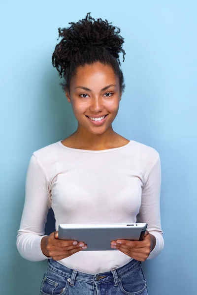 Lycklig mulatt kvinna stående med iPad titta på kameran och glatt leende närbild — Stockfoto
