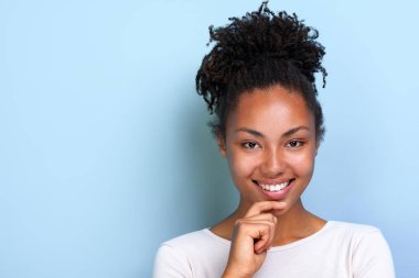 Mutlu bir mulatto kız Closeup portre kolundan kendini çene dokunur - Resim