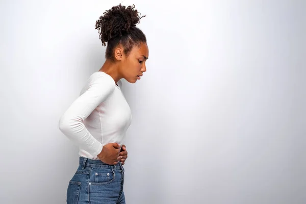 胃痛を持つ病気の女性のプロフィールの画像,右側 — ストック写真