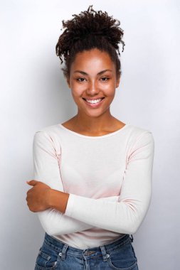 Mutlu mulatto kadın kendini konfor ve sakinlik hissi sarılma .- Dikey görüntü