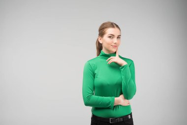 Genç kız ayakta stüdyoda düşünceli bir davranış. -Görüntü