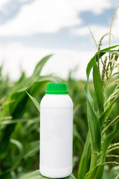 Mockup botol putih. Salin ruang untuk herbisida, fungisida atau inse — Stok Foto