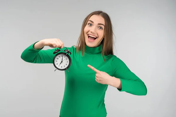 Riendo mujer feliz usando ropa casual de pie y sosteniendo —  Fotos de Stock