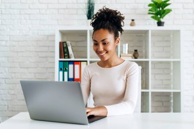 Evdeki bilgisayarda çalışan güzel kız.