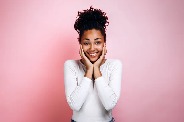 Nettes Afro Mädchen Freut Sich Aufrichtig Auf Einem Rosa Wandhintergrund — Stockfoto