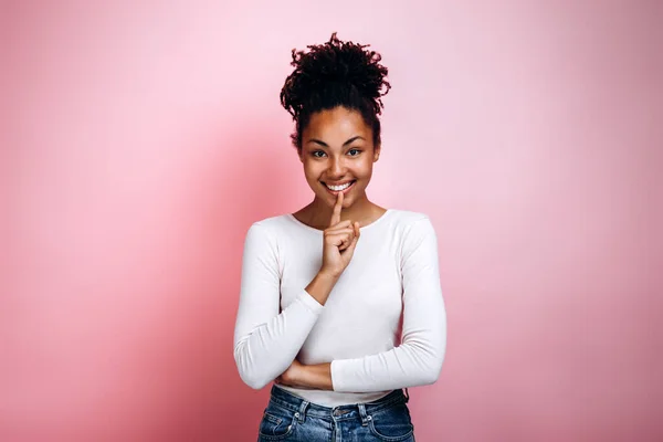 Shhh Mujer Joven Con Dedo Mostrando Silencio Signo Silencio Gesto —  Fotos de Stock