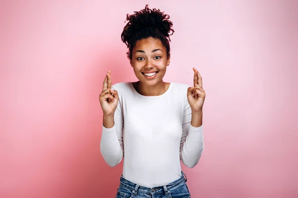 Retrato Jovem Mulher Roupas Casuais Com Cabelo Escuro Cruzando Dedos — Fotografia de Stock