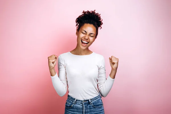 Exultante Afro Americano Menina Milenar Isolado Fundo Estúdio Rosa Triunfo — Fotografia de Stock