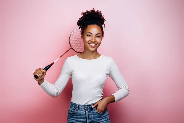 Menina Segurando Uma Raquete Badminton Fundo Uma Parede Rosa — Fotografia de Stock