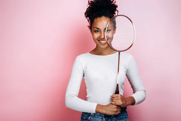 Hermosa Sonriente Chica Pie Sobre Fondo Una Pared Rosa Cubre — Foto de Stock